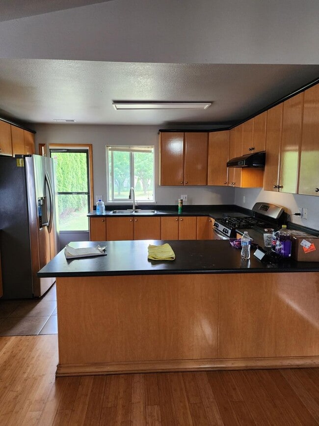Building Photo - Stunning 4 Bedroom Home with Private Yard ...