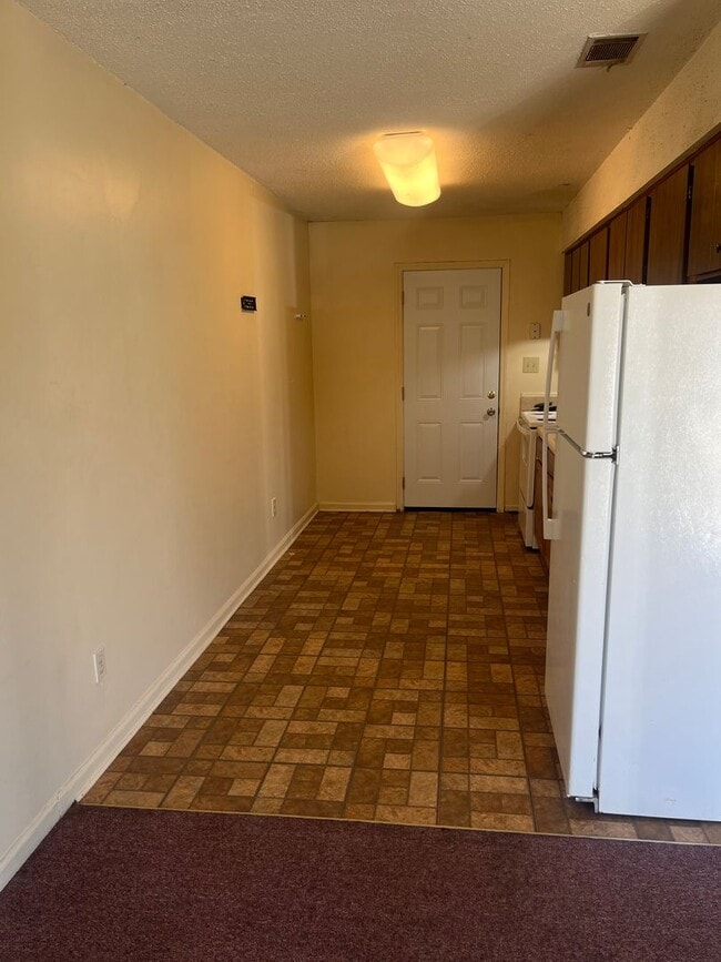 Building Photo - 2 Bed, 1 Bath Apartment