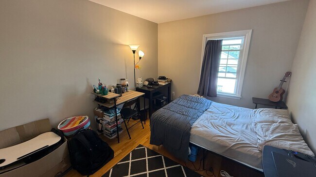 Building Photo - 2 BR with hardwood, private entrance/deck,...