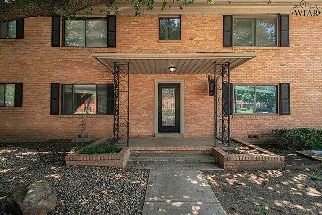 Building Photo - 2104 Virginia Dr