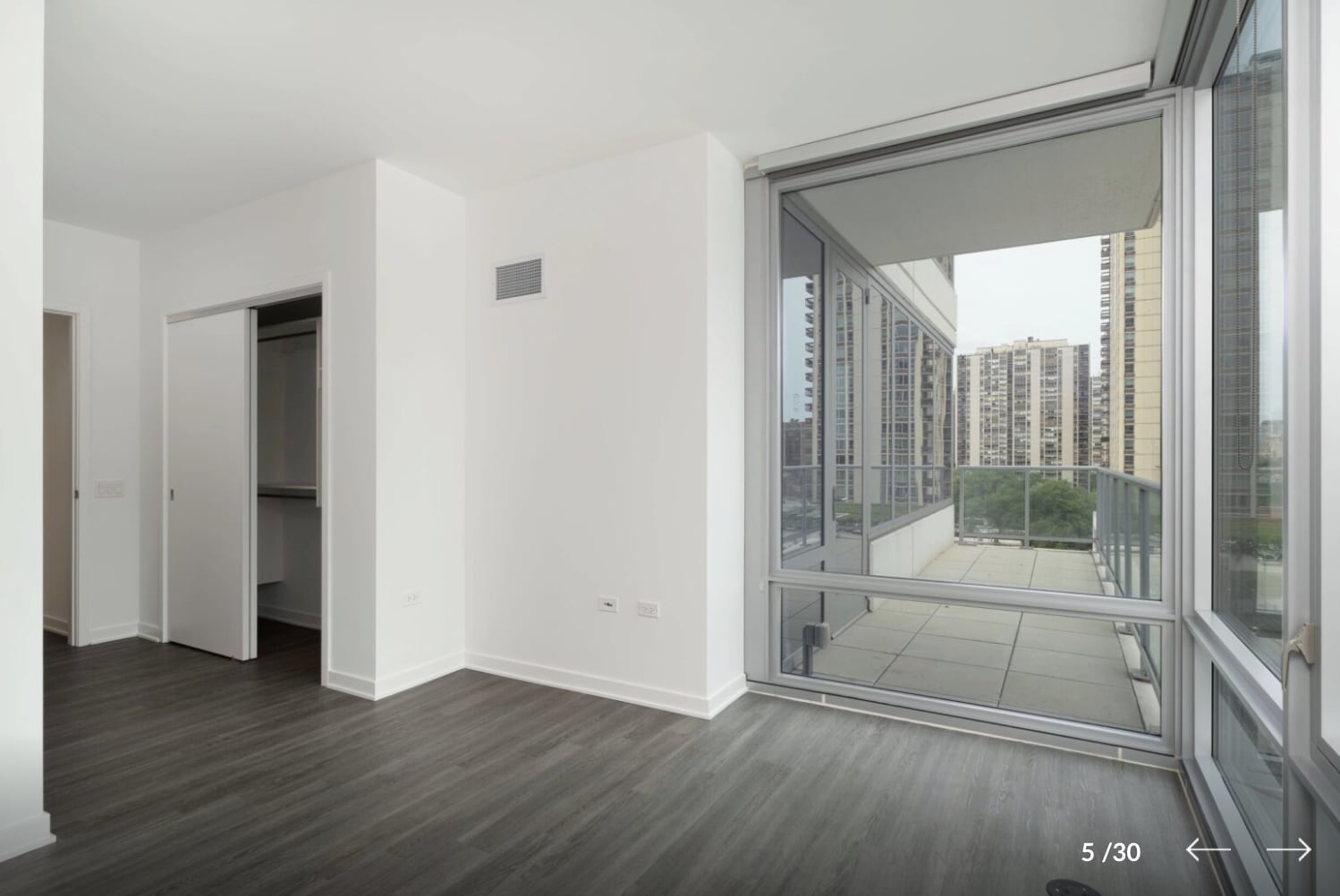 Building Photo - 1212 N La Salle Dr