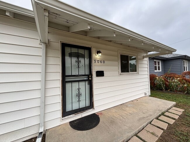 Building Photo - Charming home in Denver with 1-car garage.