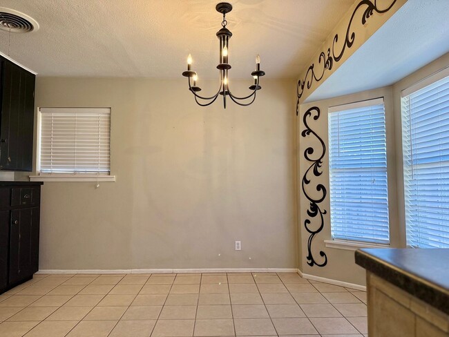 Building Photo - House For Rent