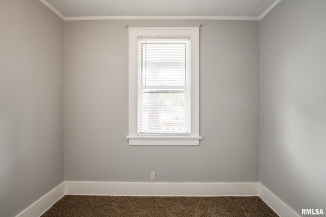 Building Photo - 4515 Drake Dr