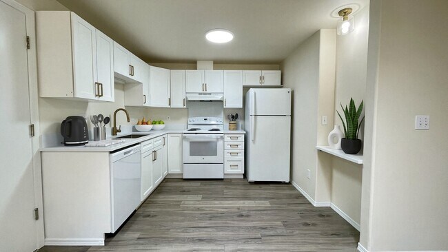 Building Photo - LUXURY DUPLEX RENTAL WITH SPACIOUS BACKYARD