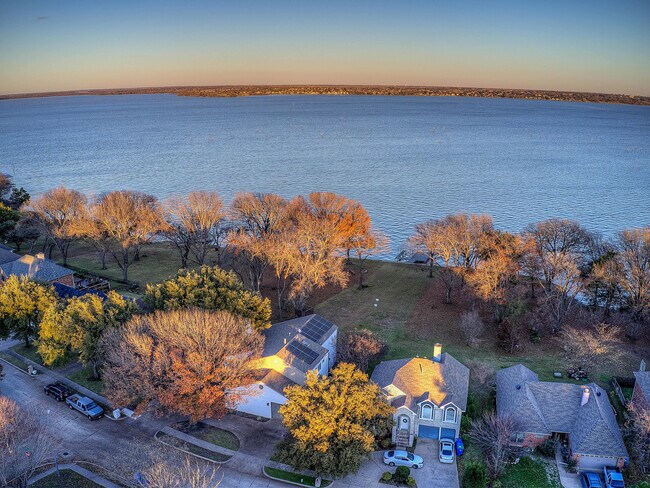 Building Photo - 8402 Columbia Dr