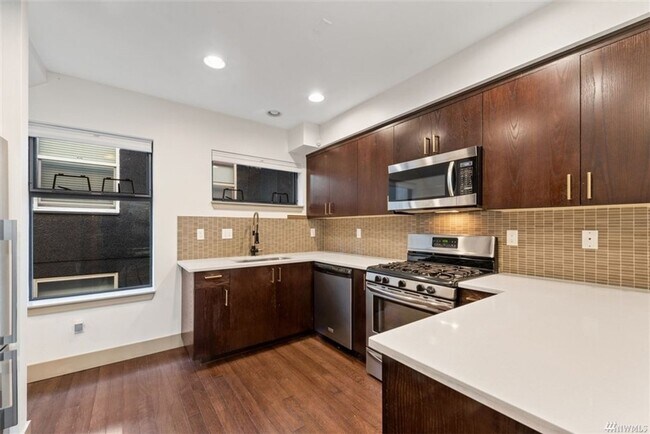 Building Photo - 2Bd/1.75Ba Seattle Townhouse