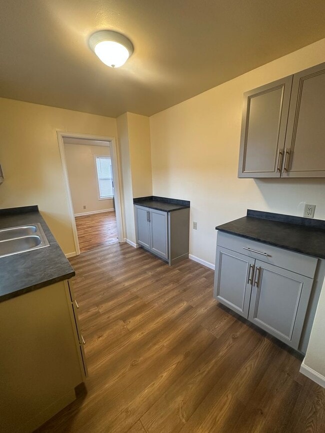 Building Photo - 305 S 33rd St