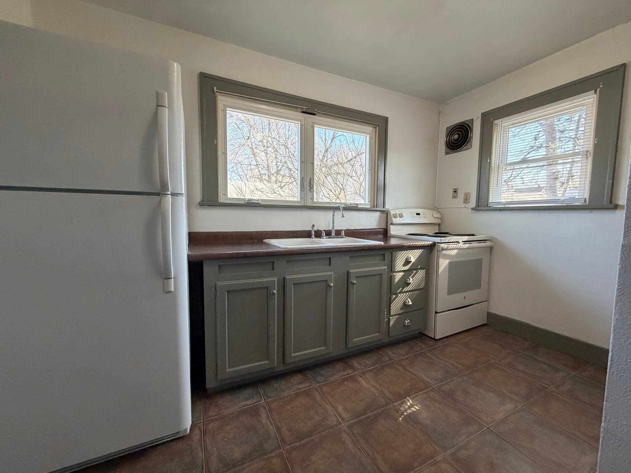 Building Photo - 136 E Woodside St