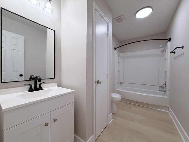 Building Photo - Cozy 2 Bedroom Unit in Garner!