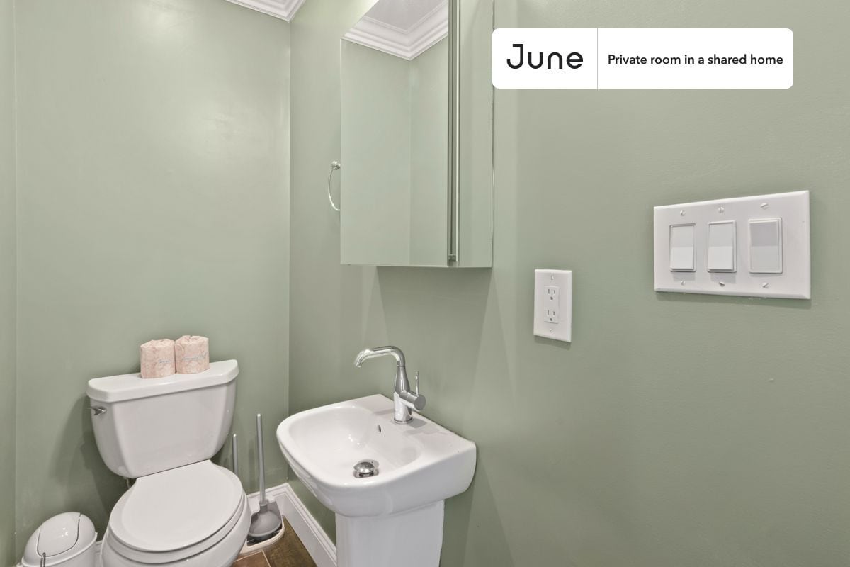 Building Photo - Private bedroom in 4 bed/1.5 bath Home