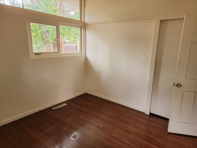 Building Photo - 3 bd | 1 ba | 1,037 sqft