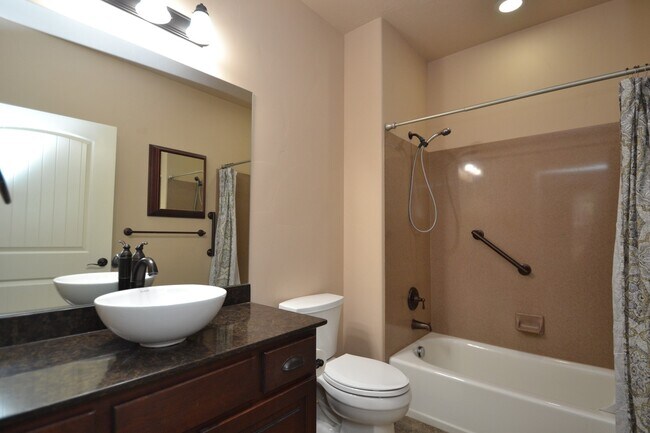 Building Photo - Stunning 6 bedroom 3 bathroom home in Daybreak South Jordan!!!