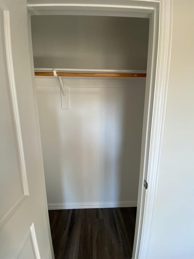 Building Photo - 104 Holiday Dr