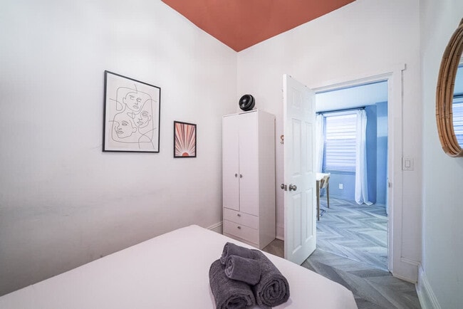 Building Photo - 1411 W Grand Ave