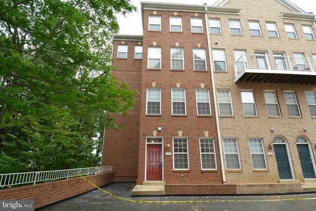 Building Photo - 2665 Manhattan Pl