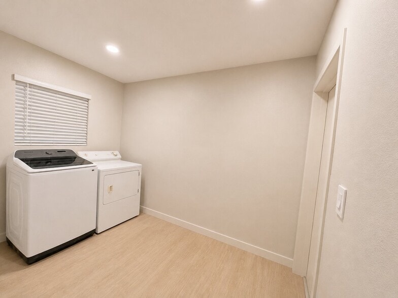 Building Photo - 8611 E Vista Dr