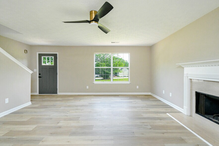 Building Photo - Room in House on Brown Dr