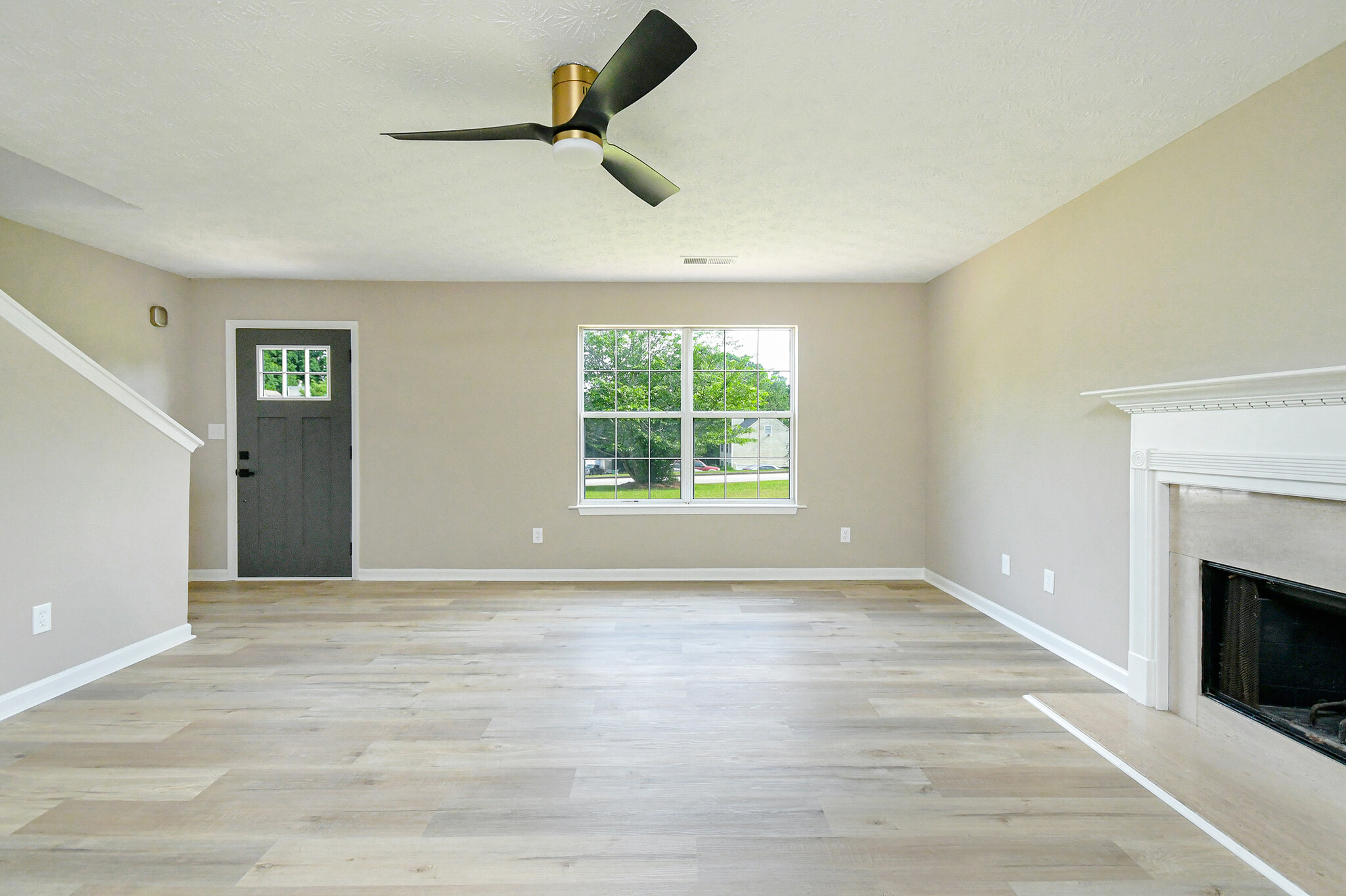 Building Photo - Room in House on Brown Dr