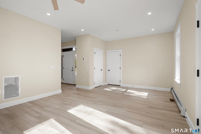 Building Photo - 10 Highland Pl