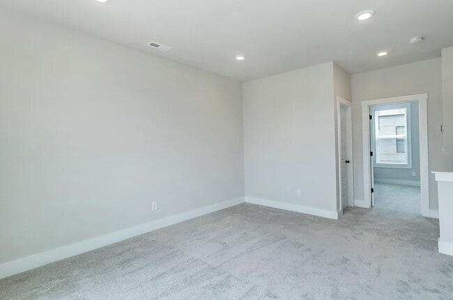 Building Photo - 3 Bedroom Townhome minutes from South End!