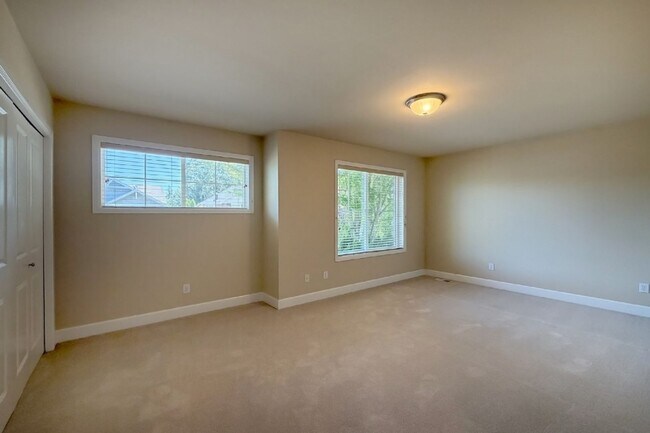 Building Photo - 5Bd/2.75Ba Sammamish Home