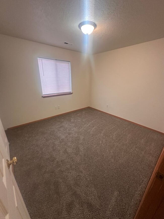 Building Photo - New Carpet, flooring & paint! 3 Bedroom 2 ...