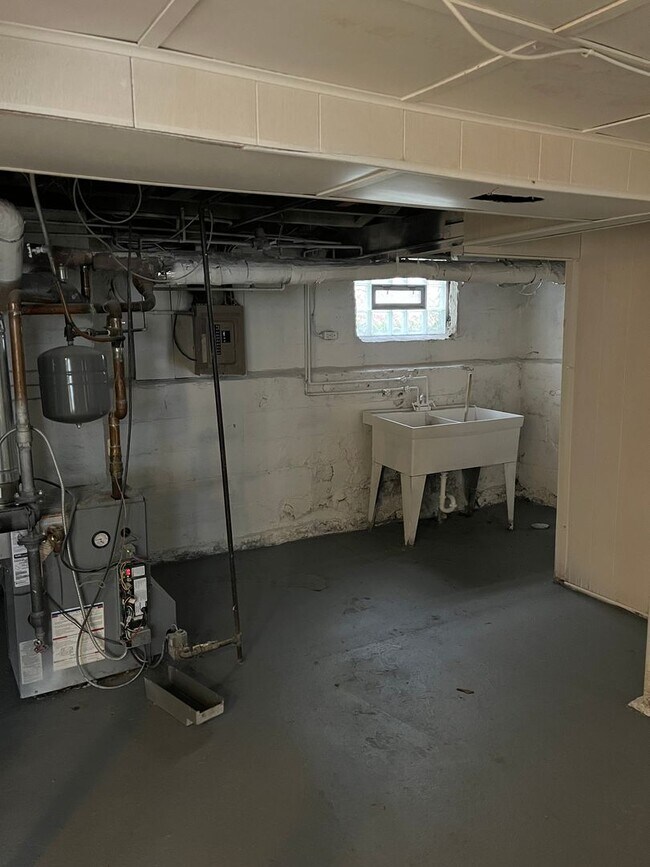 Building Photo - 3-Bed Home w/ Driveway & Enclosed Porches – Convenient Rochester Location