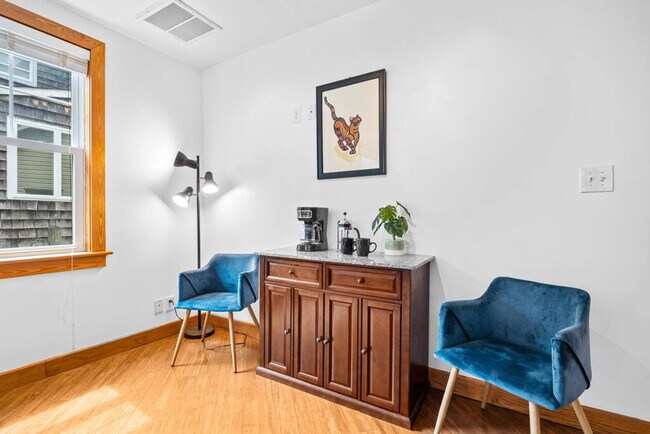 Building Photo - 912 Little Bay Ave