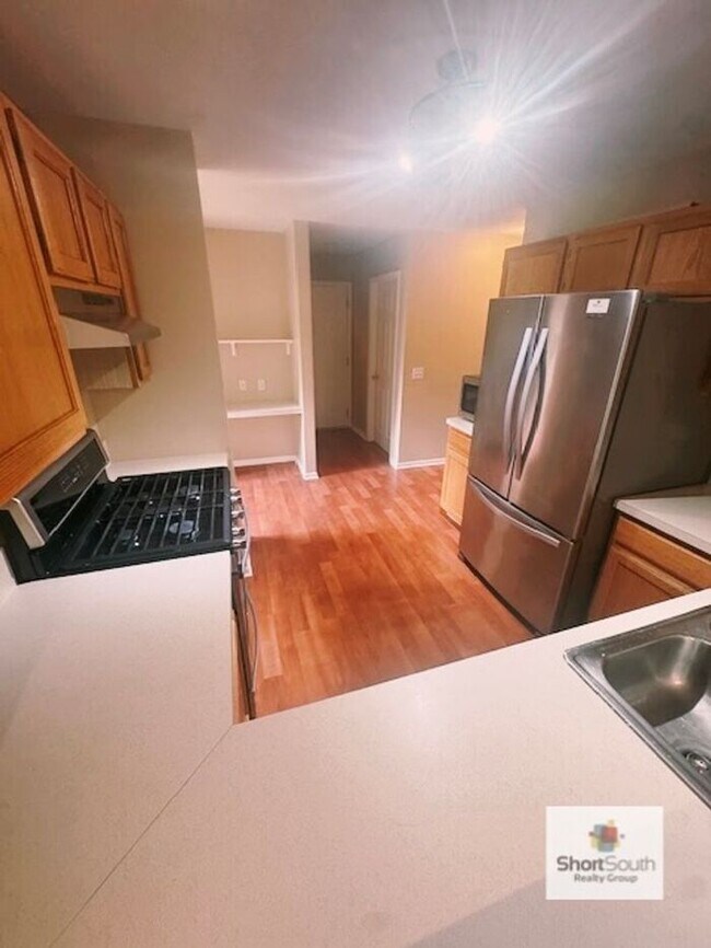 Building Photo - Updated 3 Bed 3.5 Bath Condo