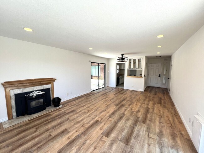 Building Photo - ONE LEVEL ONE BEDROOM TOP-UNIT CONDO IN HEADLANDS WITH STUNNING BAY VIEWS