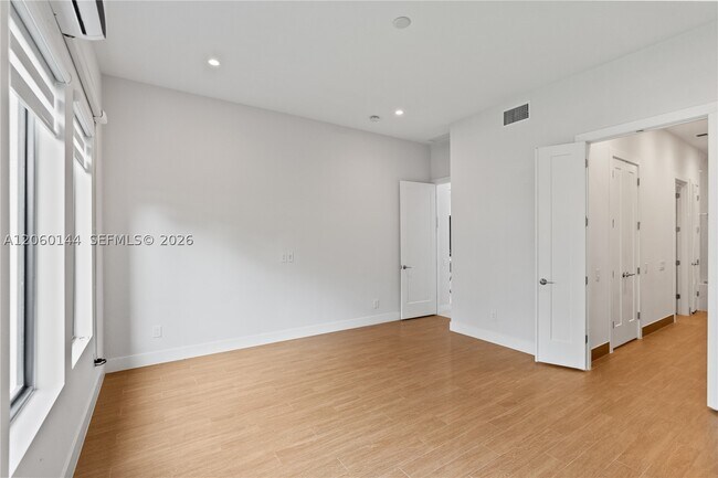 Building Photo - 3472 Emerson Dr