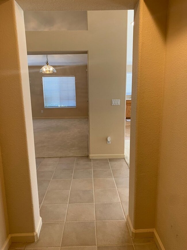 Building Photo - Paradise Valley Home!
