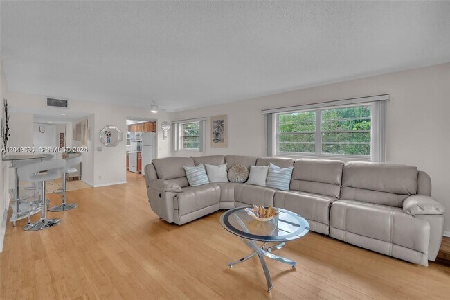 Building Photo - 1000 SW 125th Ave