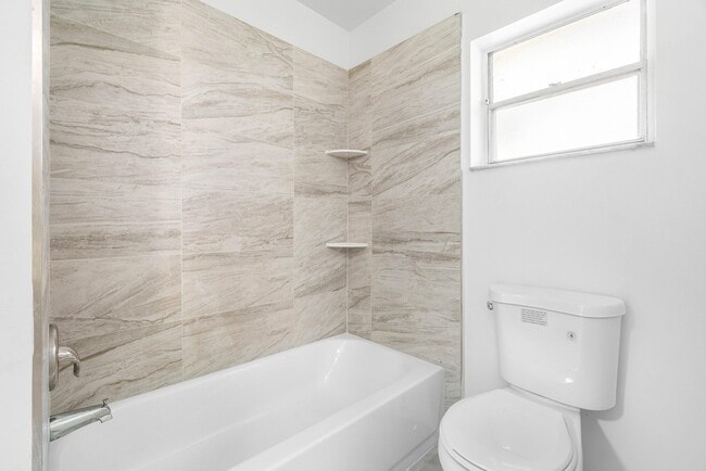 Building Photo - 9977 Three Lakes Cir