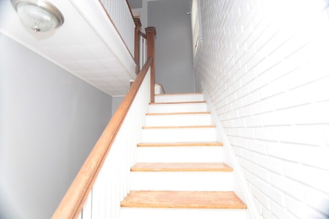 Building Photo - Spacious 4 Bed, 1.5 Bath Home with Central...
