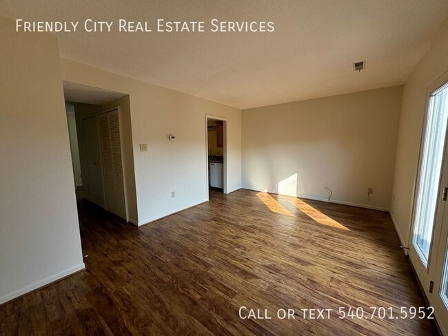 Building Photo - 1E Holly Ct-
