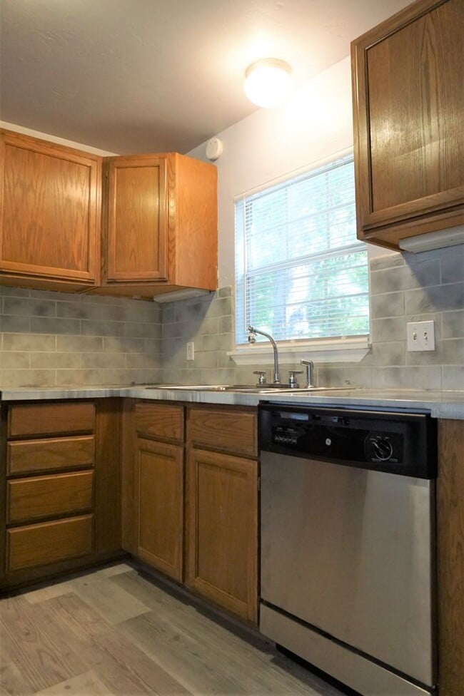 Building Photo - 2 Bed 1 Bath 1 Car Garage in the Village R...