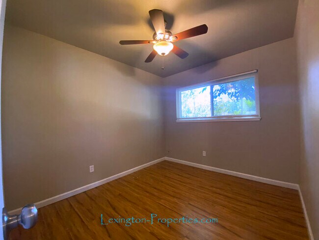 Building Photo - Beautifully Updated, 2BD/1BA, Duplex Home ...