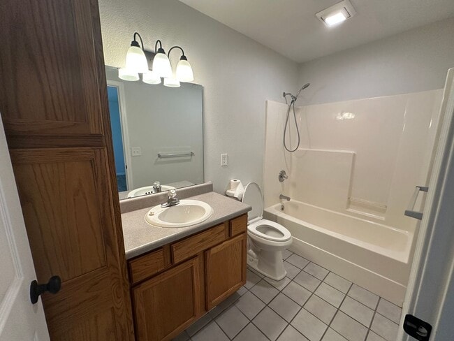 Building Photo - 3 Bed/2 Bath House!