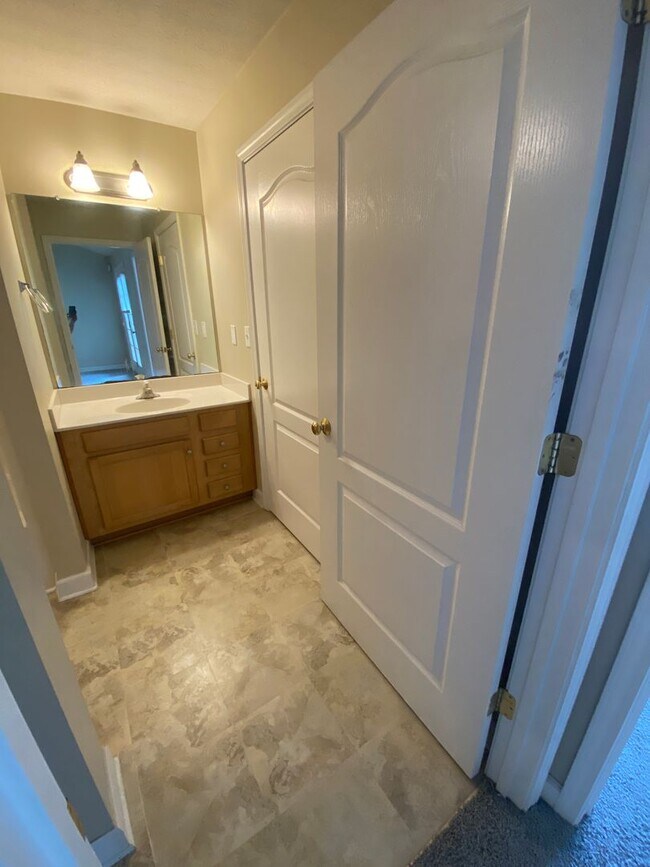 Building Photo - 2 bedroom/ 2 bath Woods of St Andrews condo available for rent in 40214 -  $1,200/month