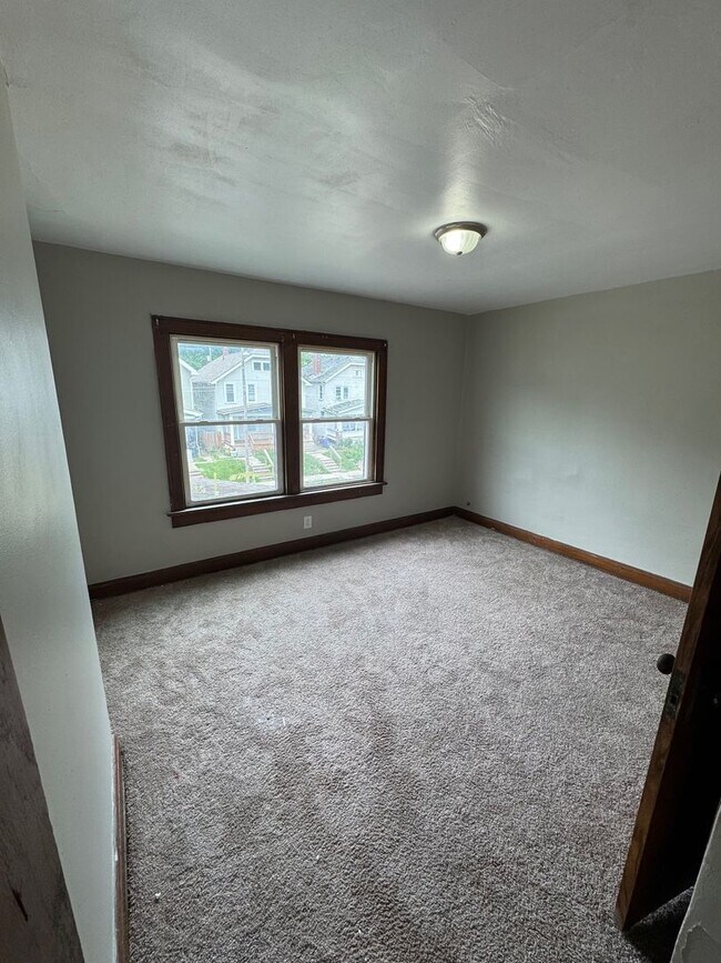 Primary Photo - 736-738 Seymour Ave.