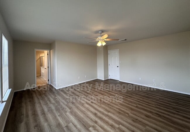 Building Photo - 819 Briarwood Dr
