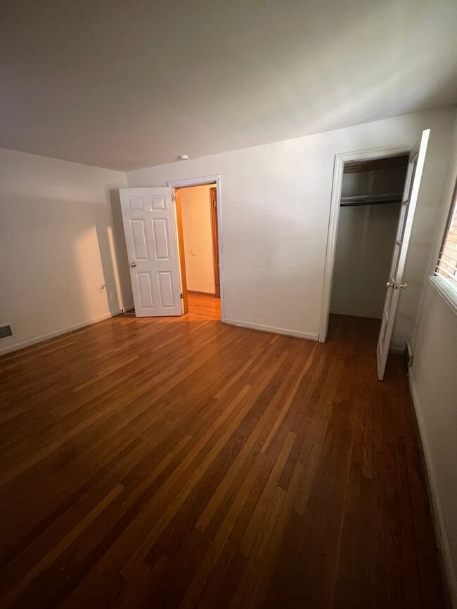 Building Photo - 4 bedroom 1 1/2 bath single family house with yard.