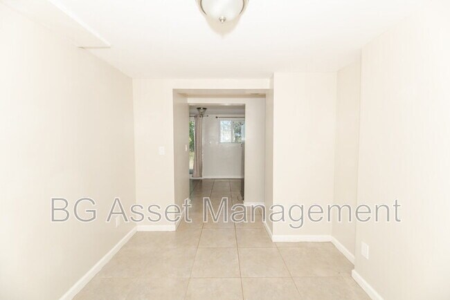 Building Photo - 1723 Bayo Vis