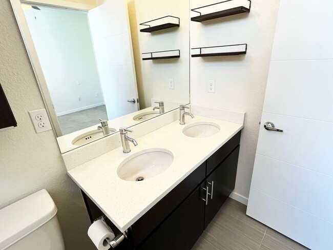 Building Photo - Luxury Slot-Style Town Home in the Heart of RiNo