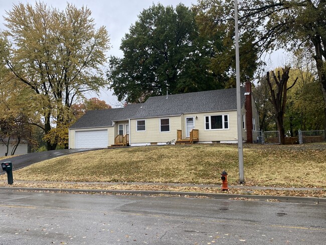 Primary Photo - 1325 NE Englewood Rd