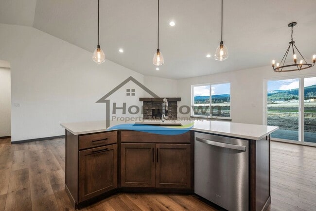Building Photo - 3-Bedroom, 2-Bathroom Home with 3-Car Gara...