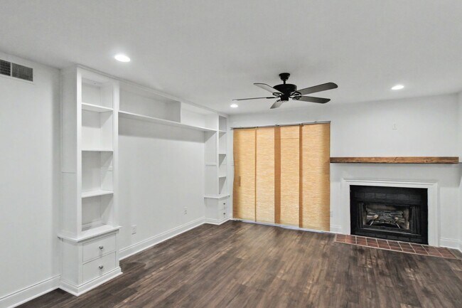 Building Photo - 2 Bedroom Condo In South Park!