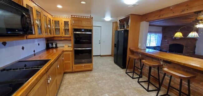 Building Photo - Log Home with close public lake access - A...